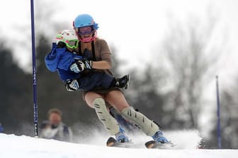 Im Minirock und mit Sohn Lasse fuhr die Amerikanerin Sarah Schleper bei ihrem letztes Weltcup-Rennen durchs Ziel.