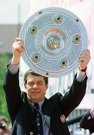 1998: Zehn Jahre nach seinem Meisterstück mit Bremen gelingt Otto Rehhagel mit Lautern ein einmaliger Coup. Als Aufsteiger stürmen die Pfälzer zum Titel. Die passende Ouvertüre ist der 1:0-Auftaktsieg beim Meister FC Bayern. In München ist Rehhagel zwei Jahre zuvor - auf Platz zwei liegend - entlassen worden. Auch das Rückspiel - Lautern ist Erster, die Bayern Zweite - geht mit 2:0 an den FCK. Die Roten Teufel machen mit einem 4:0 über Mit-Aufsteiger Wolfsburg am 33. Spieltag die Sensation perfekt.