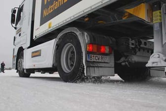 Auf Schnee haben Lkw häufig Probleme