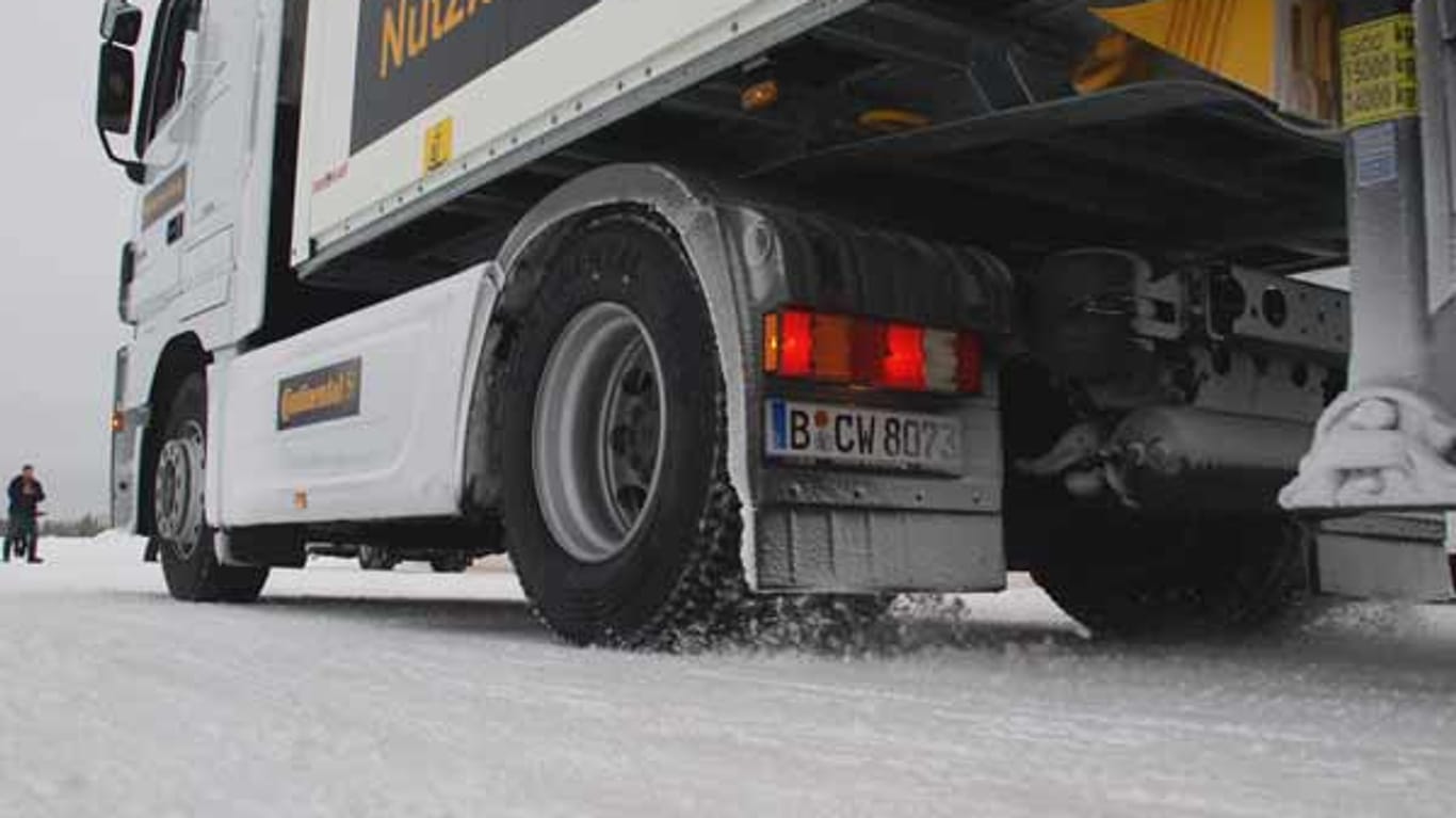 Auf Schnee haben Lkw häufig Probleme