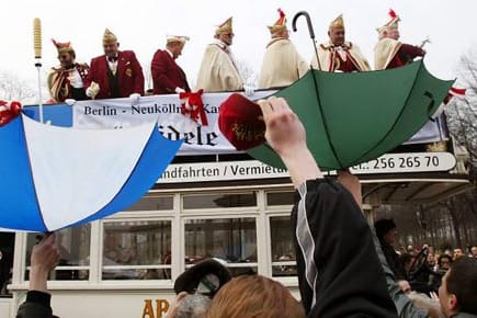 Umgedrehte Regenschirme sind ideal um reiche (Kamelle-) Beute zu machen