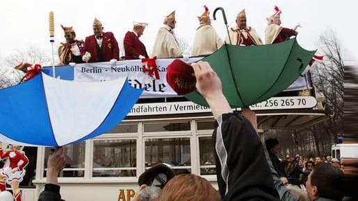 Umgedrehte Regenschirme sind ideal um reiche (Kamelle-) Beute zu machen