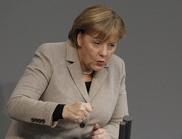 Trotz immer neuer Enthüllungen spricht auch Bundeskanzlerin Angela Merkel (CDU) Wulff wiederholt ihr "volles Vertrauen" aus.