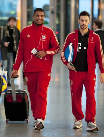 Der FC Bayern bricht auf: Breno und Diego Contento (v.li.) am Flughafen.