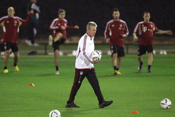 Trainer Jupp Heynckes verliert keine Zeit und bittet umgehend zur ersten Trainingseinheit. Sattes Grün erwartet Arjen Robben (li.h.) und Co.