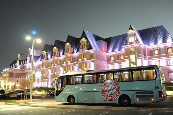 Das Hotel des FC Bayern erstrahlt in ... rosa. Wie schön.