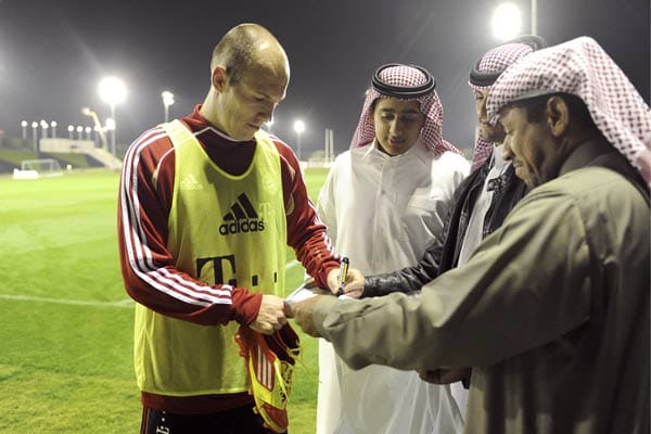 Arjen Robbens Autogramm ist eines der gefragtesten Andenken. Arjen Robbens Autogramm ist eines der gefragtesten Andenken.
