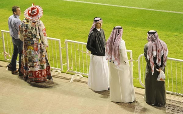 Thomas Strunz (li.) und unser bemerkenswert gekleideter Bayern-Fan fallen in ihren Outfits kaum aus dem Rahmen. Thomas Strunz (li.) und unser bemerkenswert gekleideter Bayern-Fan fallen in ihren Outfits kaum aus dem Rahmen.
