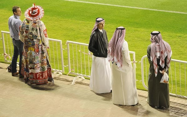 Thomas Strunz (li.) und unser bemerkenswert gekleideter Bayern-Fan fallen in ihren Outfits kaum aus dem Rahmen.