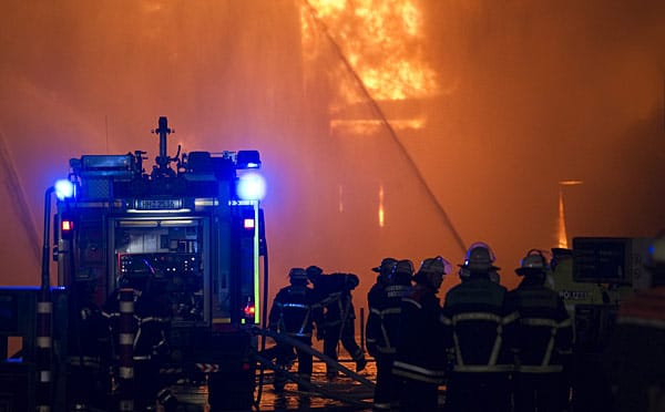 Der dort gelagerte Kautschuk machte der Feuerwehr größte Schwierigkeiten. Das Naturgummi sei schlecht zu löschen, sagte ein Polizeisprecher Der dort gelagerte Kautschuk machte der Feuerwehr größte Schwierigkeiten. Das Naturgummi sei schlecht zu löschen, sagte ein Polizeisprecher