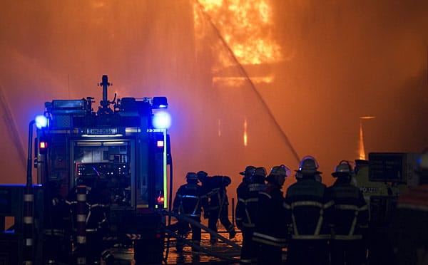 Der dort gelagerte Kautschuk machte der Feuerwehr größte Schwierigkeiten. Das Naturgummi sei schlecht zu löschen, sagte ein Polizeisprecher