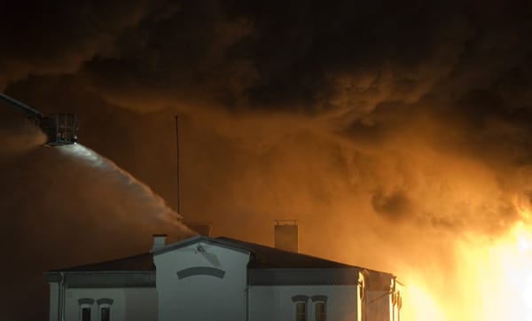 Über den Hamburger Stadtteilen Harburg und Wilhelmsburg lag beißender Qualm