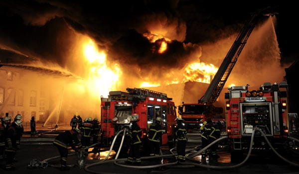 Im Hamburger Stadtteil Harburg hat eine Lagerhalle Feuer gefangen. Die Flammen loderten bis zu 100 Meter hoch.