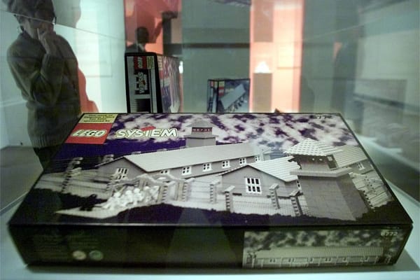 Der polnische Künstler Zbigniew Libera hat ein Konzentrationslager aus Lego-Steinen gebaut