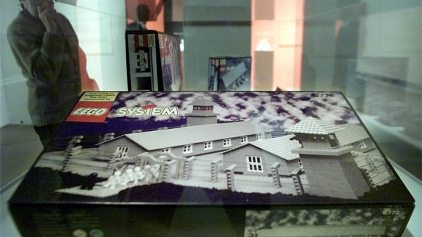 Der polnische Künstler Zbigniew Libera hat ein Konzentrationslager aus Lego-Steinen gebaut