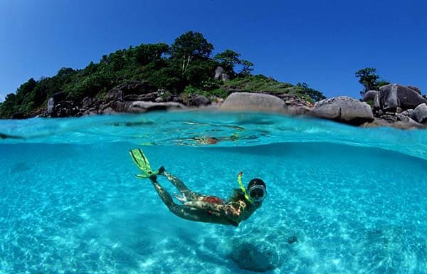 Nicht nur Tauchern ist das kristallklare Wasser vor den Similan-Inseln gegönnt. Auch mit dem Schnorchel können Touristen die Unterwasserwelt erkunden.