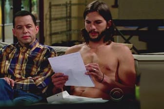 Jon Cryer und ein leicht bekleideter Ashton Kutcher bei "Two And A Half Men".
