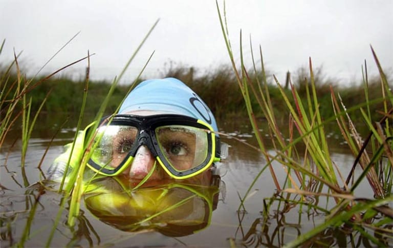 Der "Bog Snorkelling Triathlon" im winzigen Ort Llanwrtyd Wells in England stellt die Teilnehmer nicht nur auf eine sportliche Probe. Denn nach 12 Kilometern Laufen durch die schlammige Landschaft müssen die Athleten durch einen faulig stinkenden Moorgraben schnorcheln. Anschließend stehen noch 30 Kilometer mit dem Mountainbike durchs britische Hochmoor an.