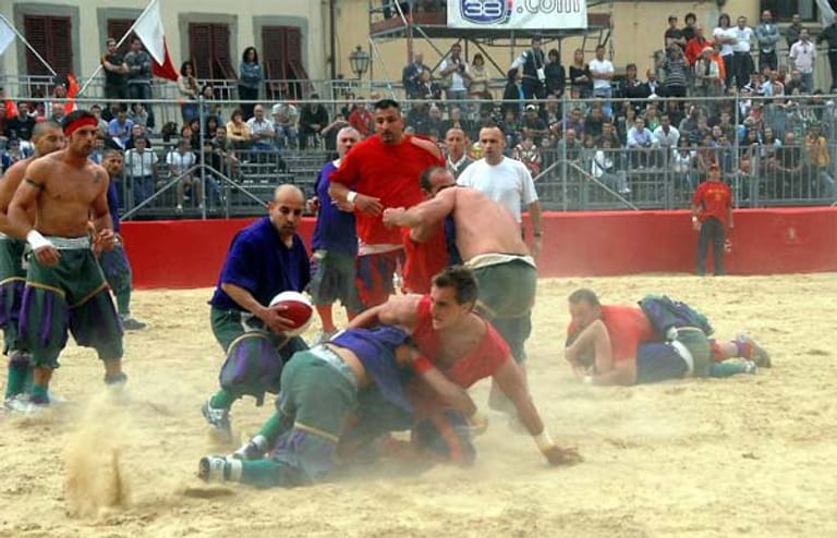 "Calcio Storico" gilt als der härteste Mannschaftssport der Welt, der alljährlich im Juni in einem brutalen und vor allem blutigen Turnier in Florenz gipfelt. Der Vorläufer des Fußballs erinnert stark an Rugby, erlaubt ist jedoch fast alles – vor allem das Prügeln.
