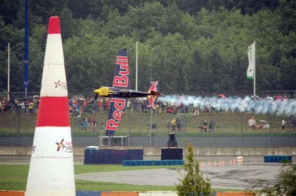 Das "Red Bull Air Race" ist mittlerweile weltweit bekannt und liefert spektakuläre Luftakrobatik. Ziel ist es, einen mit Pylonen abgesteckten Kurs mit 350 PS starken Propellermaschinen möglichst schnell abzufliegen und dabei vorgegebene Manöver zu absolvieren. 2013 startet die nächste Saison.