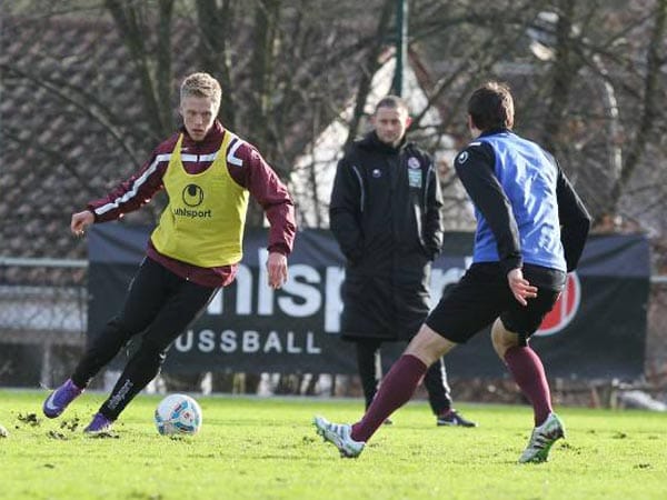 Der 1. FC Kaiserslautern hat in der Hinrunde vor allem in der Offensive Probleme gehabt. Deswegen haben sich die Pfälzer mit Stürmer Nicolai Jörgensen von Liga-Konkurrent Bayer Leverkusen verstärkt.