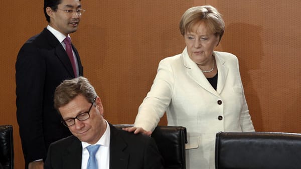 Angela Merkel genießt bei den Deutschen wieder mehr Vertrauen: Ihre Koalitionskollegen Rösler und Westerwelle verharren derweil im Umfragetief