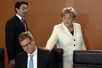 Angela Merkel genießt bei den Deutschen wieder mehr Vertrauen: Ihre Koalitionskollegen Rösler und Westerwelle verharren derweil im Umfragetief