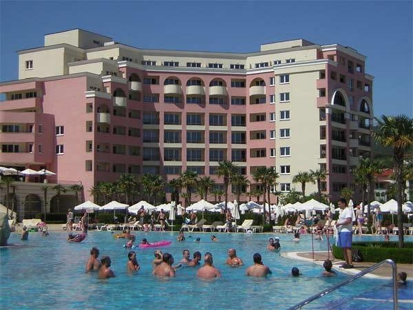 Badeurlaub vom Feinsten gibt es im beliebtesten Hotel Bulgariens, dem Majestic Beach Resort am Sonnenstrand. "Besonders lecker war es im bulgarischen Restaurant!" empfiehlt die ehemalige Besucherin Julia.