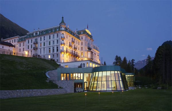 Auch die Schweiz punktet mit einem außergewöhnlichen Hotel. Hier gewinnt das Grand Hotel Kronenhof Pontresina die Gunst des Publikums. "Der Spa-Bereich ist einmalig!" meint der frühere Besucher Peter.
