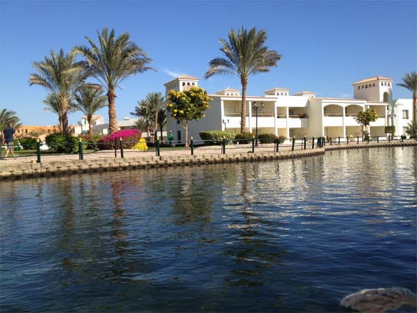 Am Roten Meer scheint das ganze Jahr die Sonne, auch im Dana Beach in Hurghada, dem beliebtesten Hotel Ägyptens. Trotz Wüste gibt es hier Grün. "Die Gartenanlage wird liebevoll gehegt und gepflegt", berichtet Silke von ihrem Aufenthalt.