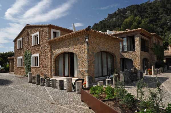 Finca Albellons Parc Natural**** in Binibona/Mallorca: Das Gästehaus liegt mitten in den Bergen der Tramuntana.