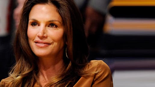Cindy Crawfords Gesicht wirkt plötzlich sehr künstlich. Cindy Crawfords Gesicht wirkt plötzlich sehr künstlich.