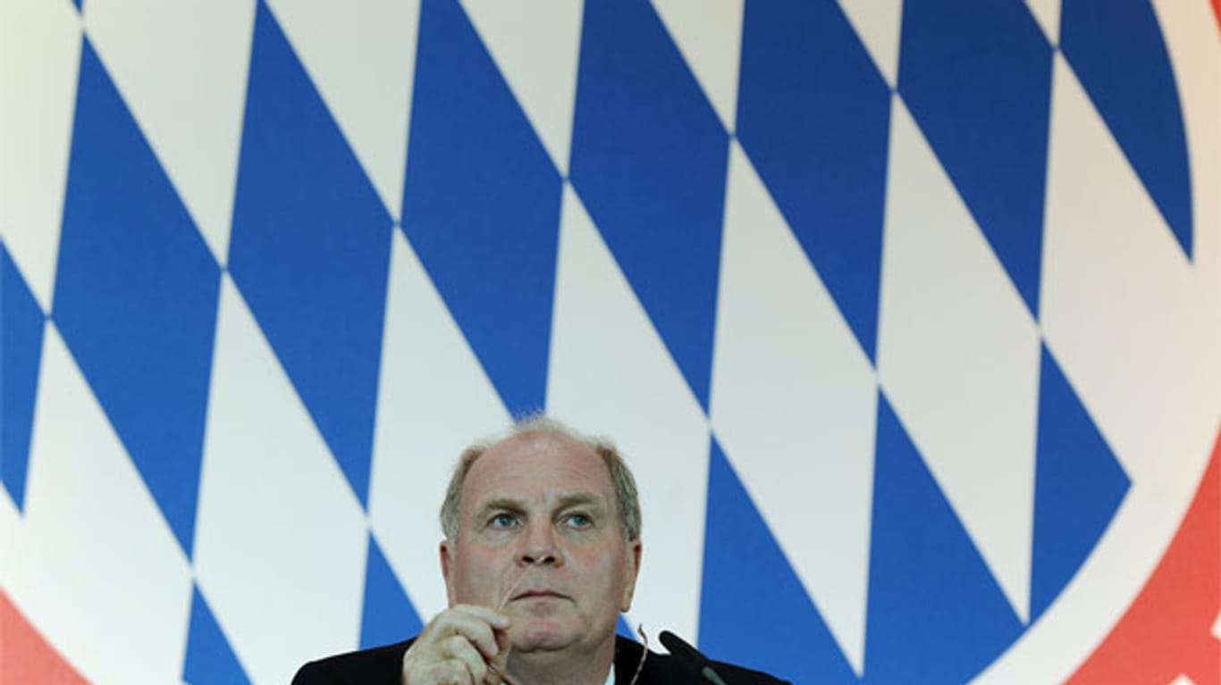 Bayern-Präsident Uli Hoeneß schießt scharf gegen FIFA-Chef Sepp Blatter.