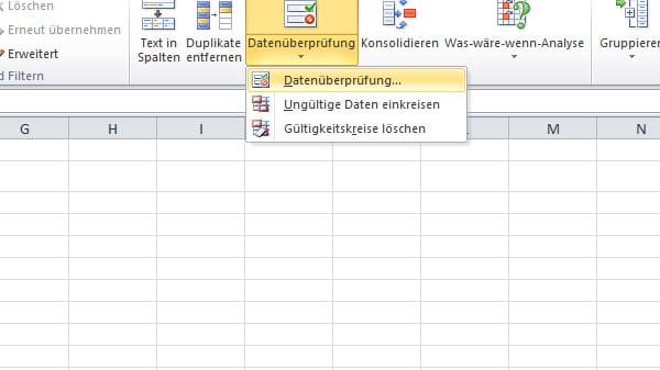 Im Bereich Datentools klicken Sie auf Datenüberprüfung. Aus dem Auswahlmenü wählen Sie den Befehl Datenüberprüfung aus.