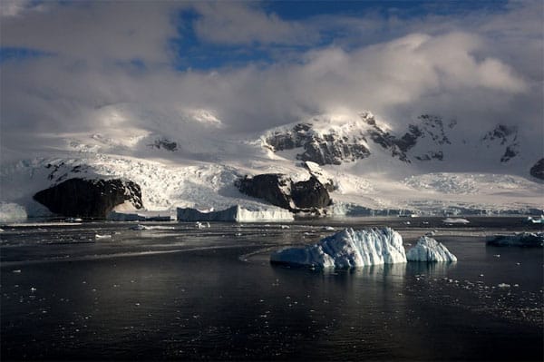Errera-Kanal: Die Durchfahrt wird zu beiden Seiten von gewaltigen Gletschern flankiert, die Eisberge ins Wasser spucken.
