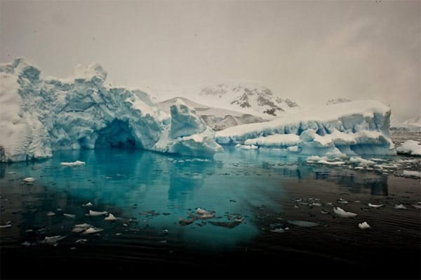 Monster unter Wasser: Ein Polarisationsfilter vor dem Weitwinkelobjektiv macht die wahre Größe eines Eisbergs sichtbar.