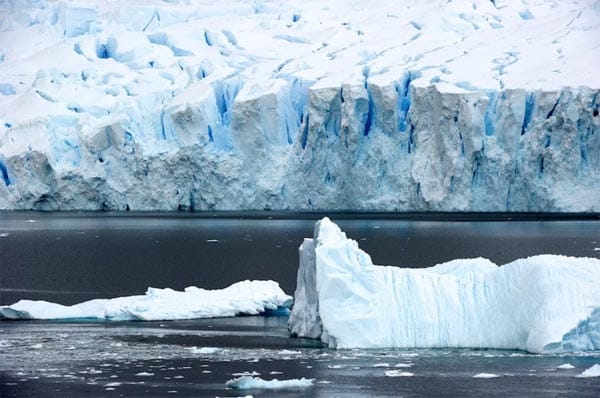 Zacken, Scharten, Risse - das Antarktis-Eis ist ein Natur-Kunstwerk.