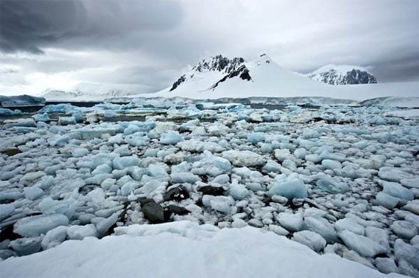 Eisblöcke am Strand der Dorian-Bucht: Die Antarktis ist der kälteste, windigste und trockenste Kontinent