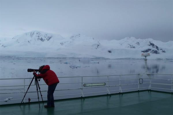 Fotograf im Glück: Michael Martin macht mit einem 400-Millimeter-Zoom vom Deck Aufnahmen von den vorbeiziehenden Gletschern und Eisbergen.