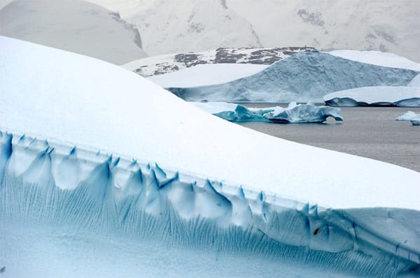 Eiskalte Variationen: Während sich die Farben auf Weiß, Blau und Schwarz beschränken, ist der Formenreichtum des Eises nahezu unbegrenzt.