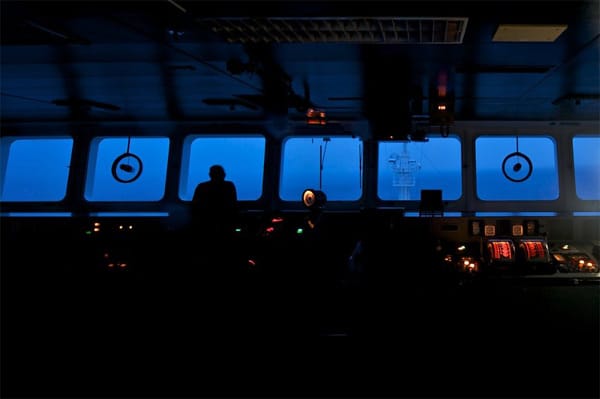 Einsame Wacht: Während der kurzen Nacht hält nur ein Offizier die Stellung auf der Brücke des russischen Forschungsschiffes.