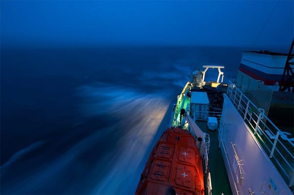 Stürmische Nacht: Mit 14 Knoten durchquert die "Akademik Ioffe" die wegen ihrer häufigen Unwetter gefürchtete Drake-Passage zwischen Südamerika und der Antarktischen Halbinsel.