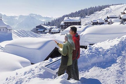 Vorfahrt für Fußgänger - die Bettmeralp im schweizerischen Wallis ist nur per Seilbahn zu erreichen.