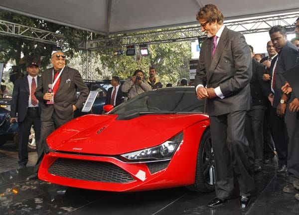 Indiens Bollywood-Superstar Amitabh Bachchan präsentierte auf der Auto Expo 2012 in Dehli mit dem DC Avanti den zugleich ersten Sportwagen aus Indien.