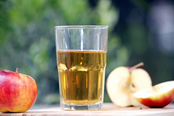 Apfelschorle gilt als gesunder Durstlöscher - ist aber weniger gesund für die Zähne