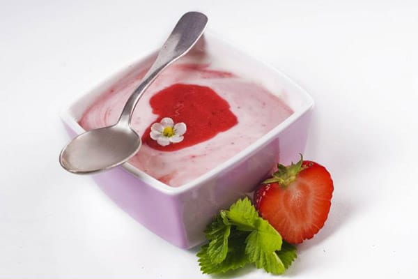 Fertige Fruchtjoghurts sind stark gesüßt und damit im Gegensatz zu Naturjoghurt schlecht für die Zähne.