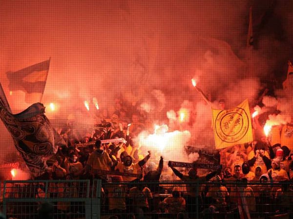 Die DFB-Pokalpartie zwischen Borussia Dortmund und Dynamo Dresden steht wegen des Zündens von bengalischen Feuern sowie Rauch- und Knallkörpern durch Gäste-Anhänger mehrfach kurz vor dem Abbruch. Bei Krawallen rund um das Stadion werden mehrere Personen verletzt und festgenommen. Dynamo Dresden wird vom DFB für die Saison 2012/13 vom Pokal-Wettbewerb ausgeschlossen.