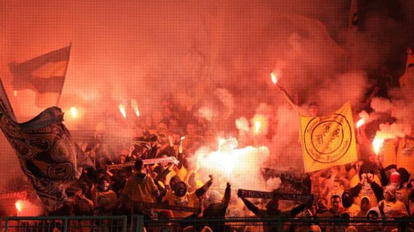 Die DFB-Pokalpartie zwischen Borussia Dortmund und Dynamo Dresden steht wegen des Zündens von bengalischen Feuern sowie Rauch- und Knallkörpern durch Gäste-Anhänger mehrfach kurz vor dem Abbruch. Bei Krawallen rund um das Stadion werden mehrere Personen verletzt und festgenommen. Dynamo Dresden wird vom DFB für die Saison 2012/13 vom Pokal-Wettbewerb ausgeschlossen.