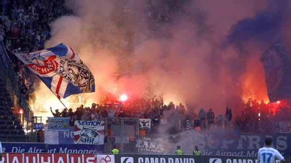 In der Zweitliga-Begegnung Eintracht Frankfurt - Hansa Rostock muss die zweite Halbzeit wegen des Abbrennens von Feuerwerkskörpern im Gästeblock verspätet angepfiffen werden. Bei Ausschreitungen nach dem Spiel nimmt die Polizei 24 Fans in Gewahrsam. Rostock muss zwei Auswärtsspiele unter Ausschluss seiner Anhänger austragen und beiden Gegnern jeweils 25 000 Euro für ausgefallene Zuschauereinnahmen bezahlen.