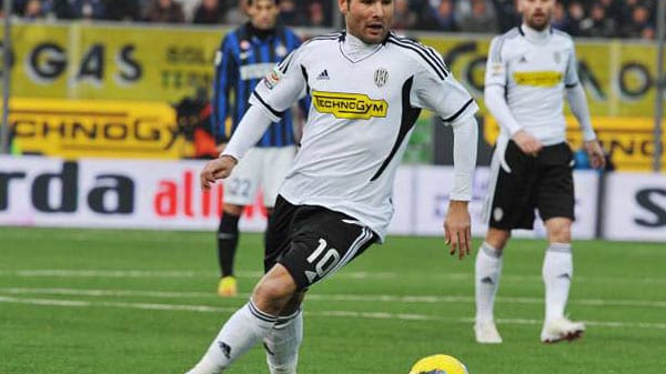 Adrian Mutu, hier im Trikot von des AC Cesena, hat gegen jedes Übel vorgesorgt: "Böse Flüche können mir nichts anhaben, weil ich meine Unterwäsche auf links trage."